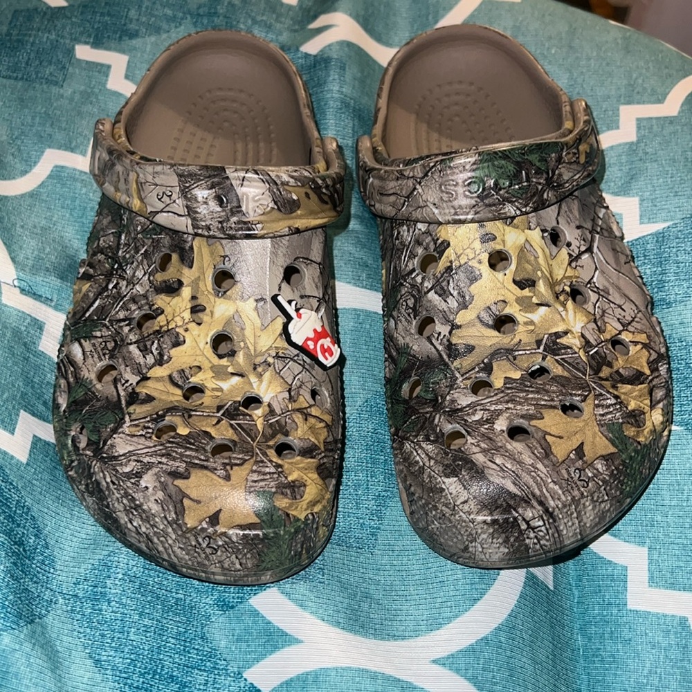 Used crocs with gibet. Camo